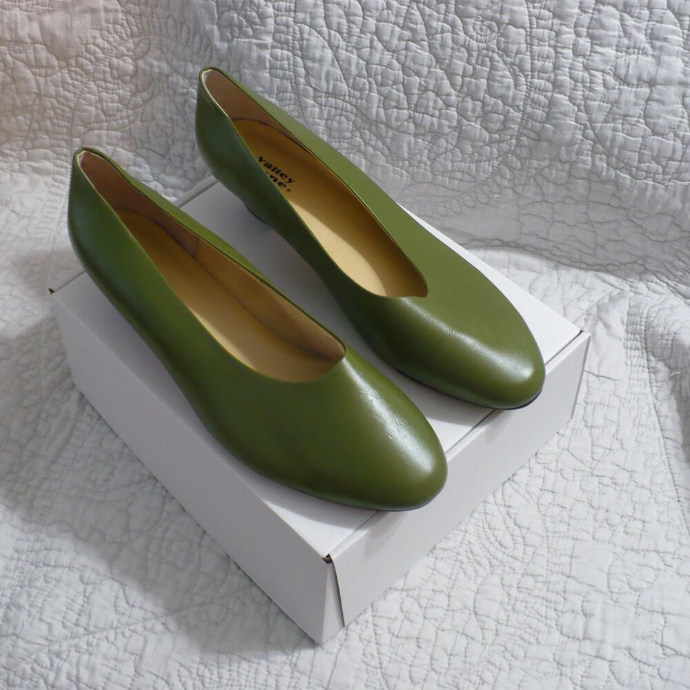 EXCELLENT USED CONDITION VALLEY LANE OLIVE GREEN LEATHER PUMPS SIZE 14WW